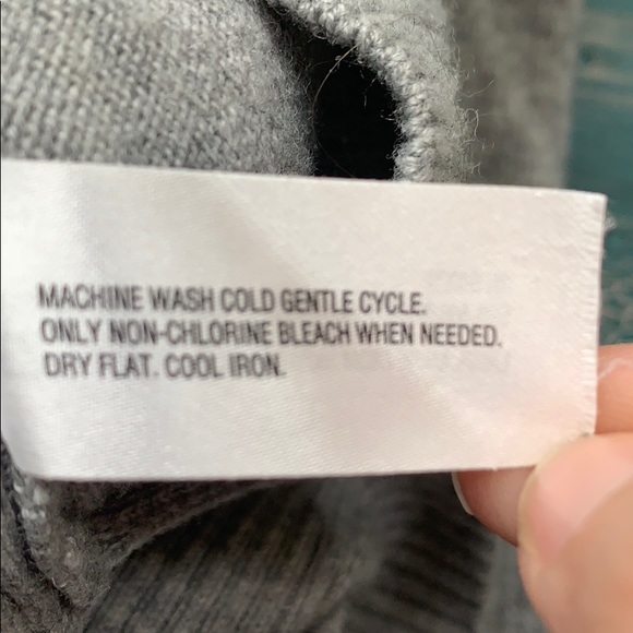 Gap Petite Med V-neck Lightweight Sweater 🦋 3/$25 - Picture 4 of 5